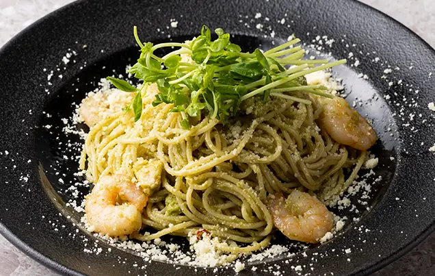 エビとアボカドのジェノベーゼパスタ