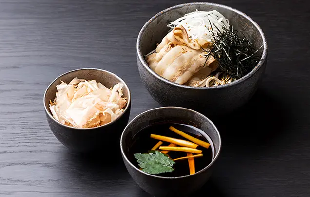 ”名物”「とろける」かつお節 肉汁辛みつけ蕎麦「豚」