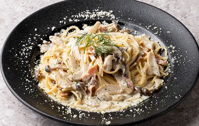 ベーコンときのこのクリームソースパスタ