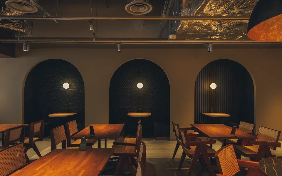 A food hall with a different atmosphere during the day and at night