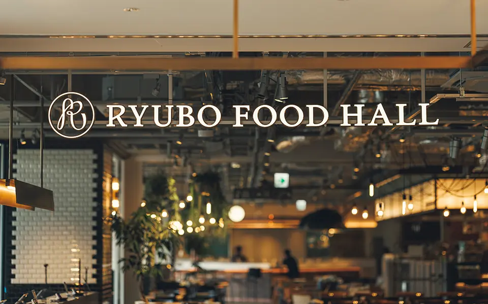 Enjoy gourmet food such as Japanese, Western, and Chinese cuisine, as well as yakiniku