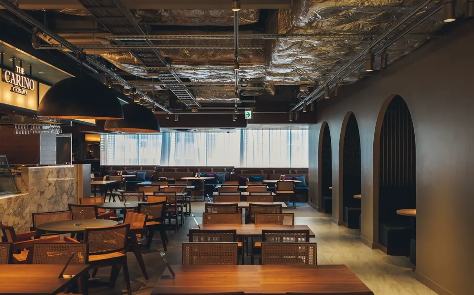 Un espacioso patio de comidas con estacionamiento.