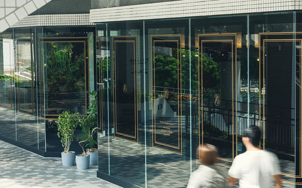 Un hall regroupant plusieurs restaurants japonais, occidentaux et chinois populaires.