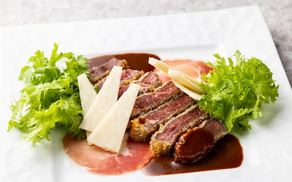 Une collection de plats de viande copieux