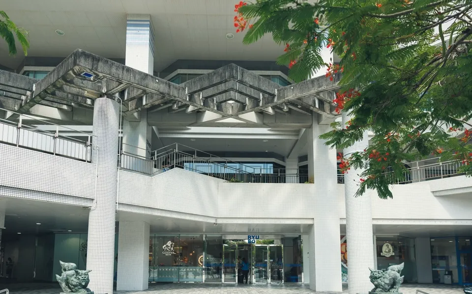 Un espace de restauration proposant une sélection de mets raffinés du monde entier a ouvert ses portes au deuxième étage du centre commercial Palette Kumoji, situé à Kumoji, Naha. Facilement accessible depuis Maejima en monorail (Yui Rail), en voiture ou en bus, Palette Kumoji offre un cadre élégant et des saveurs exceptionnelles pour toutes vos occasions : une pause gourmande après une séance de shopping, un déjeuner d'affaires, un verre après le travail ou un dîner romantique. Nous proposons également un large choix de plats à emporter et en livraison.