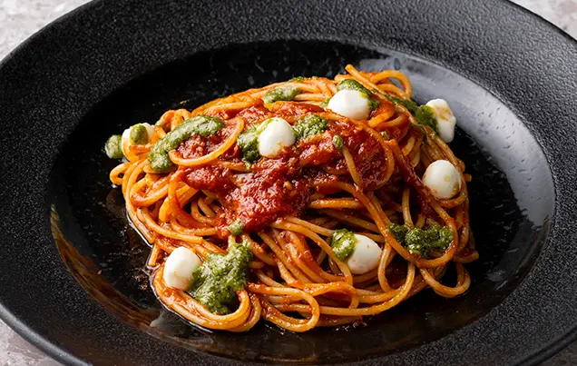 モッツアレラチーズとバジルのトマトソースパスタ