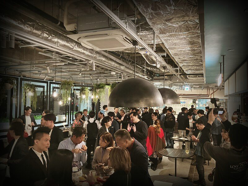 会場全景：約126名のゲストが立食形式で交流