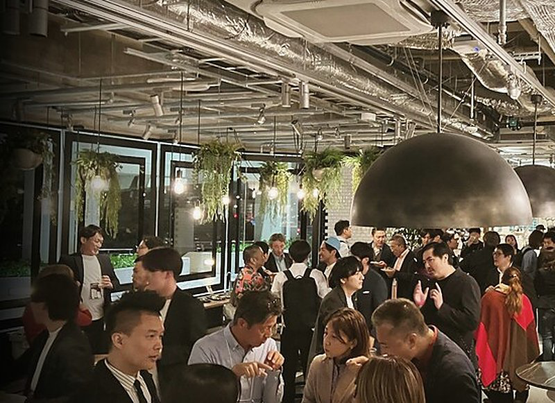 立食形式で交流するゲストたち