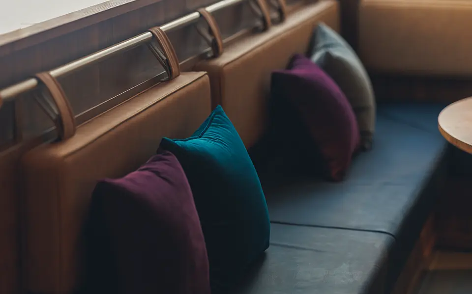 Yeni şehir merkezine yakın bir salonda aile toplantıları.