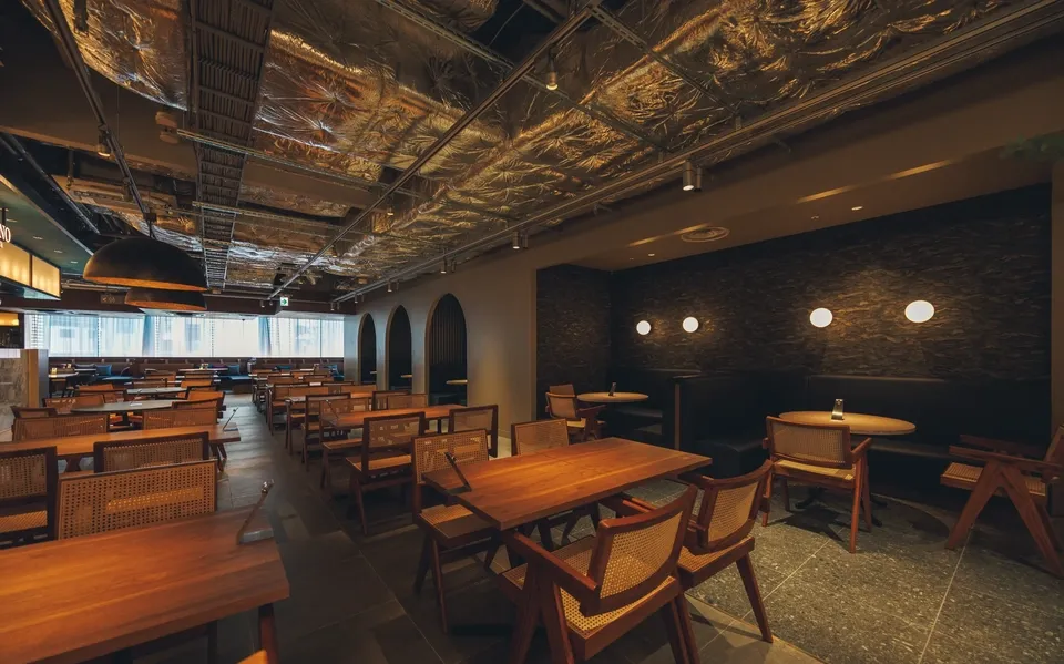 Một không gian rộng rãi với 350 chỗ ngồi, nơi bạn có thể thư giãn.