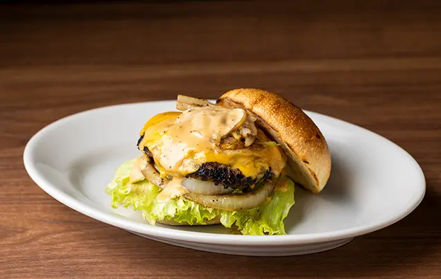 緋桜肉スタンダードチーズバーガー