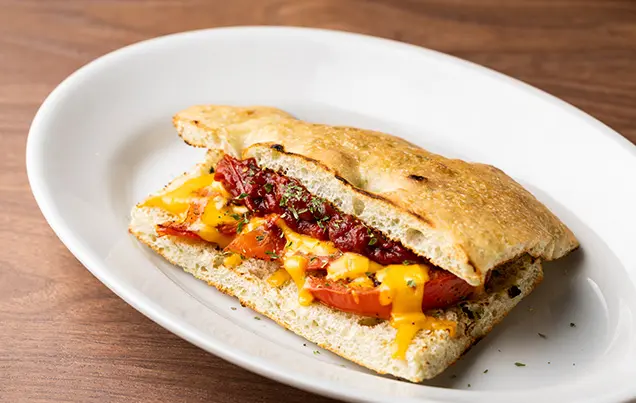 アーサフォカッチャのサンド グリルトマトとチェダーチーズ