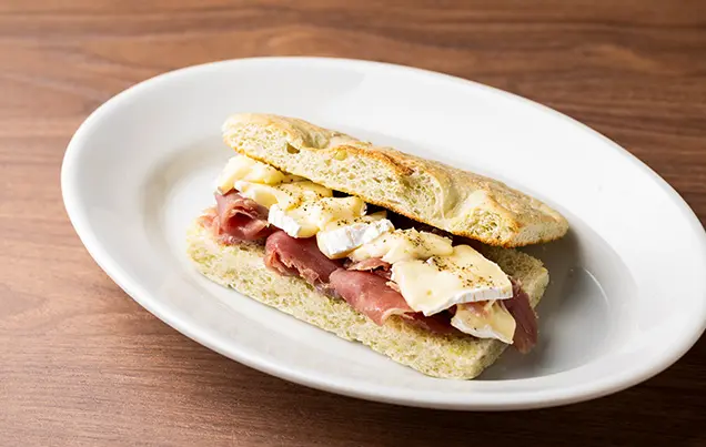 アーサフォカッチャのサンド 生ハムとカマンベール