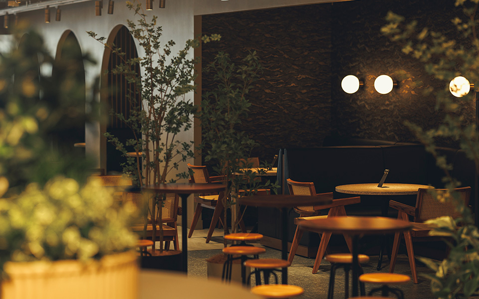 ゆったりと過ごせる広いテーブル席