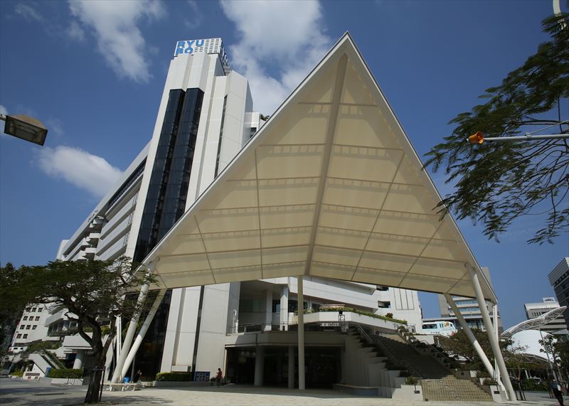 ゆいレール県庁前駅から直結の便利さ