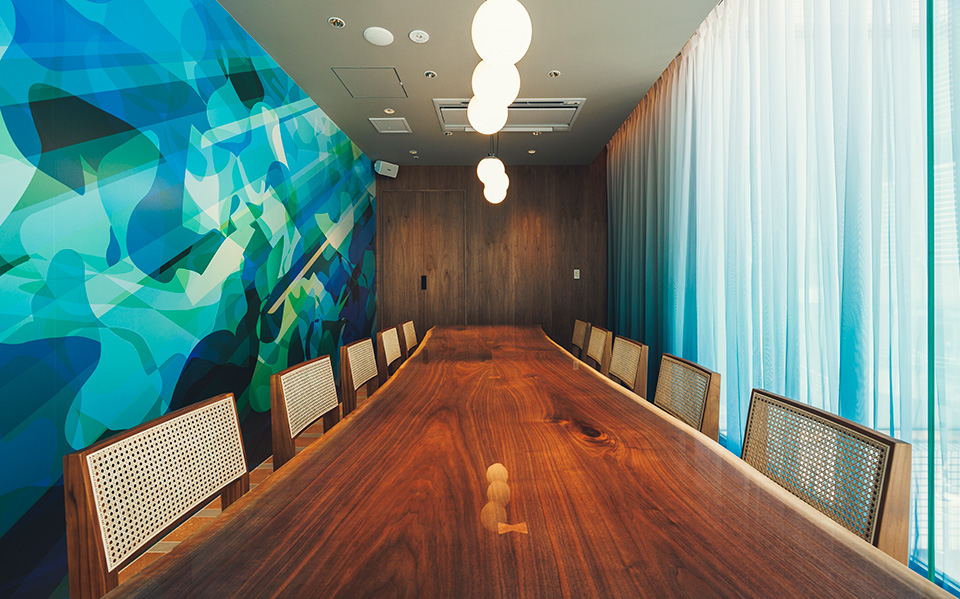 語らいと笑顔が生まれる夜の個室空間