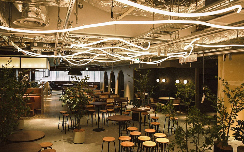 専門店が軒を連ねるフードホール