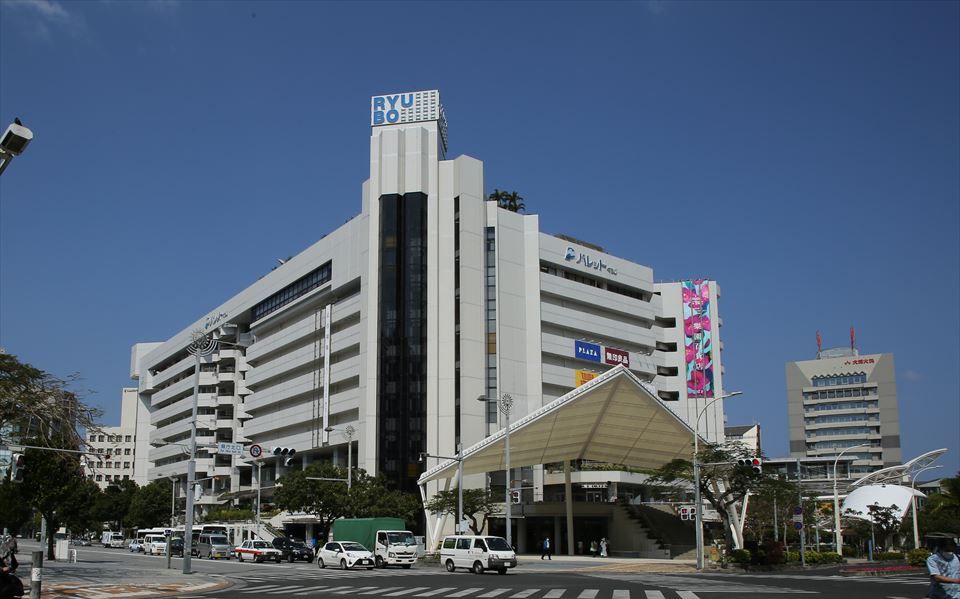 那覇空港近くの魅力的なフードホール