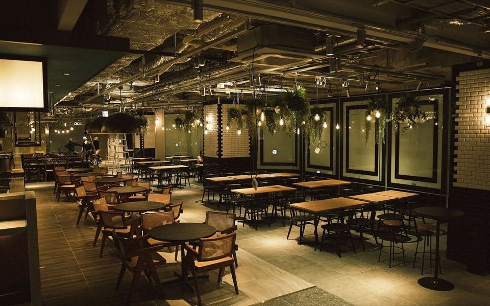 多彩な肉料理が集まるフードホール