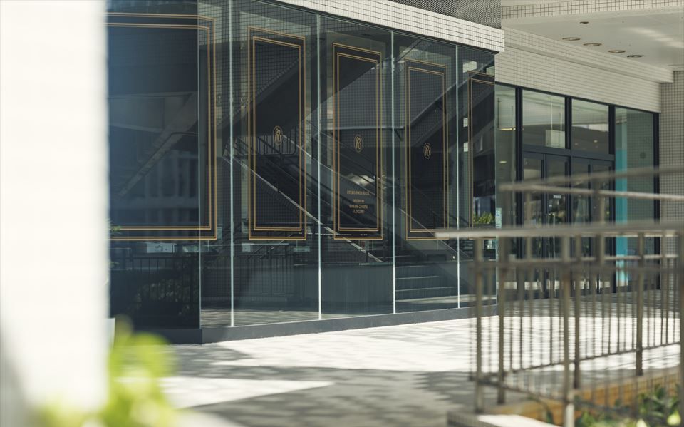 東町からも訪れやすい開放的なホール