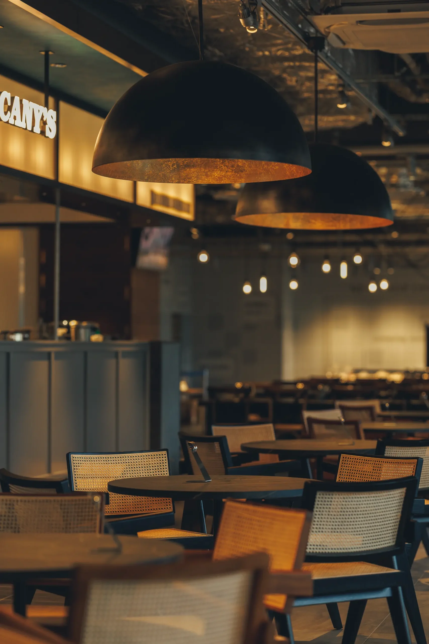 県庁前駅 徒歩1分・駅直結で雨の日も濡れずにお越しいただけます