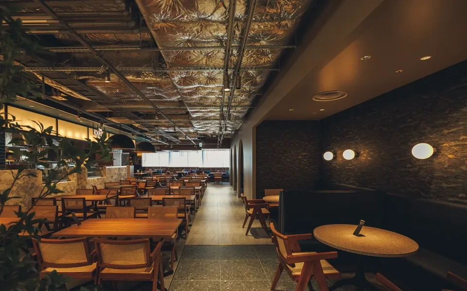 広々空間で楽しむランチとディナー