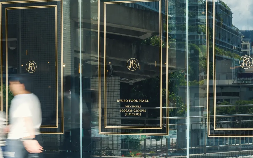 観光やビジネスの中心にあるホール