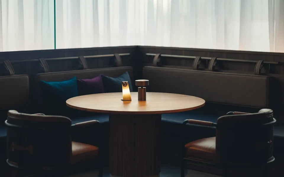 昼と夜で雰囲気を変える上質な空間