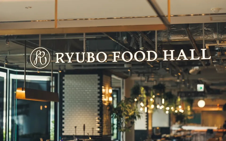 東町に隣接した自由なフードホール