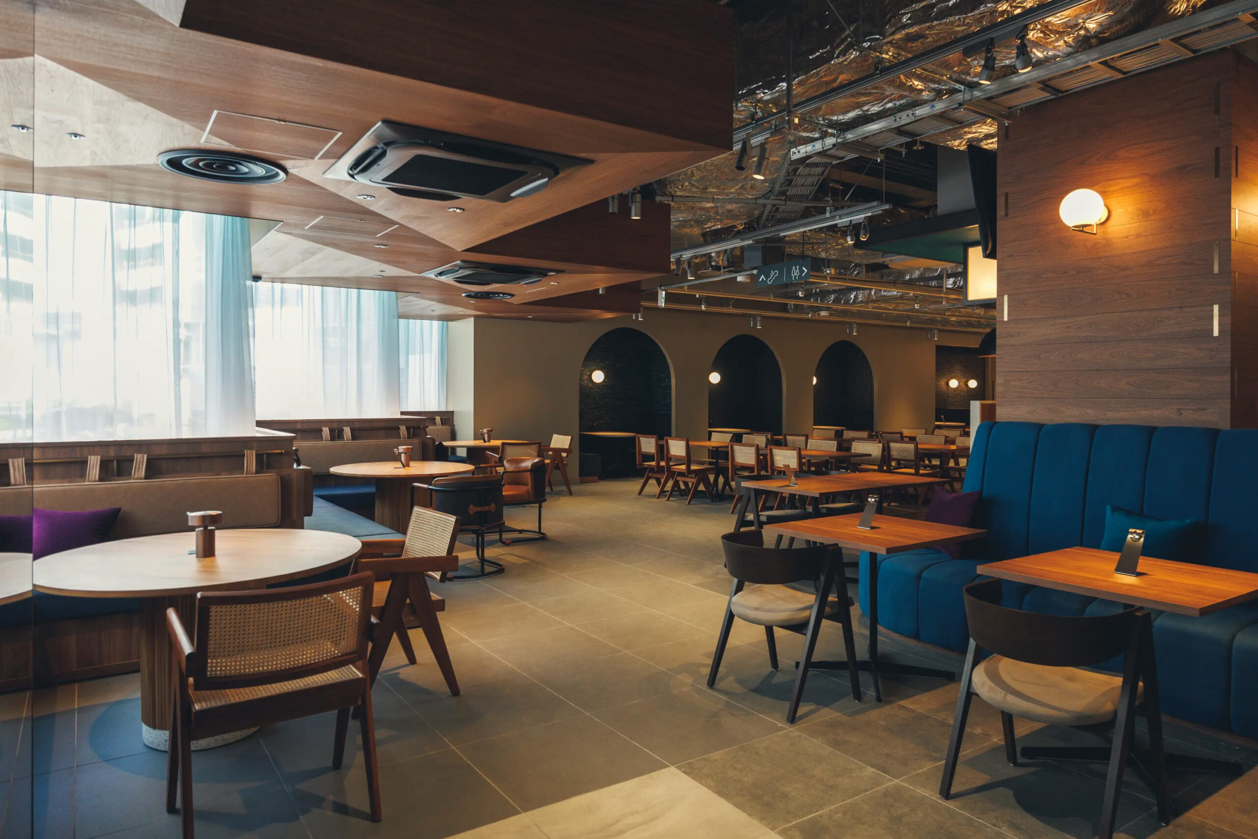 350席の余裕、大人の空間