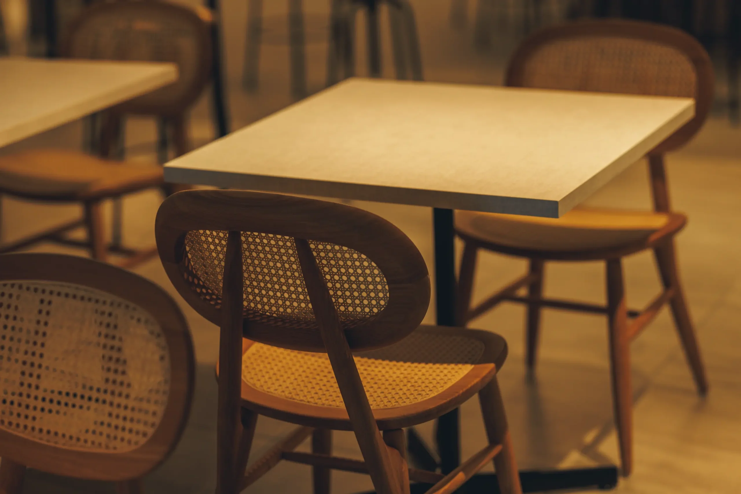 テーブル席で会話