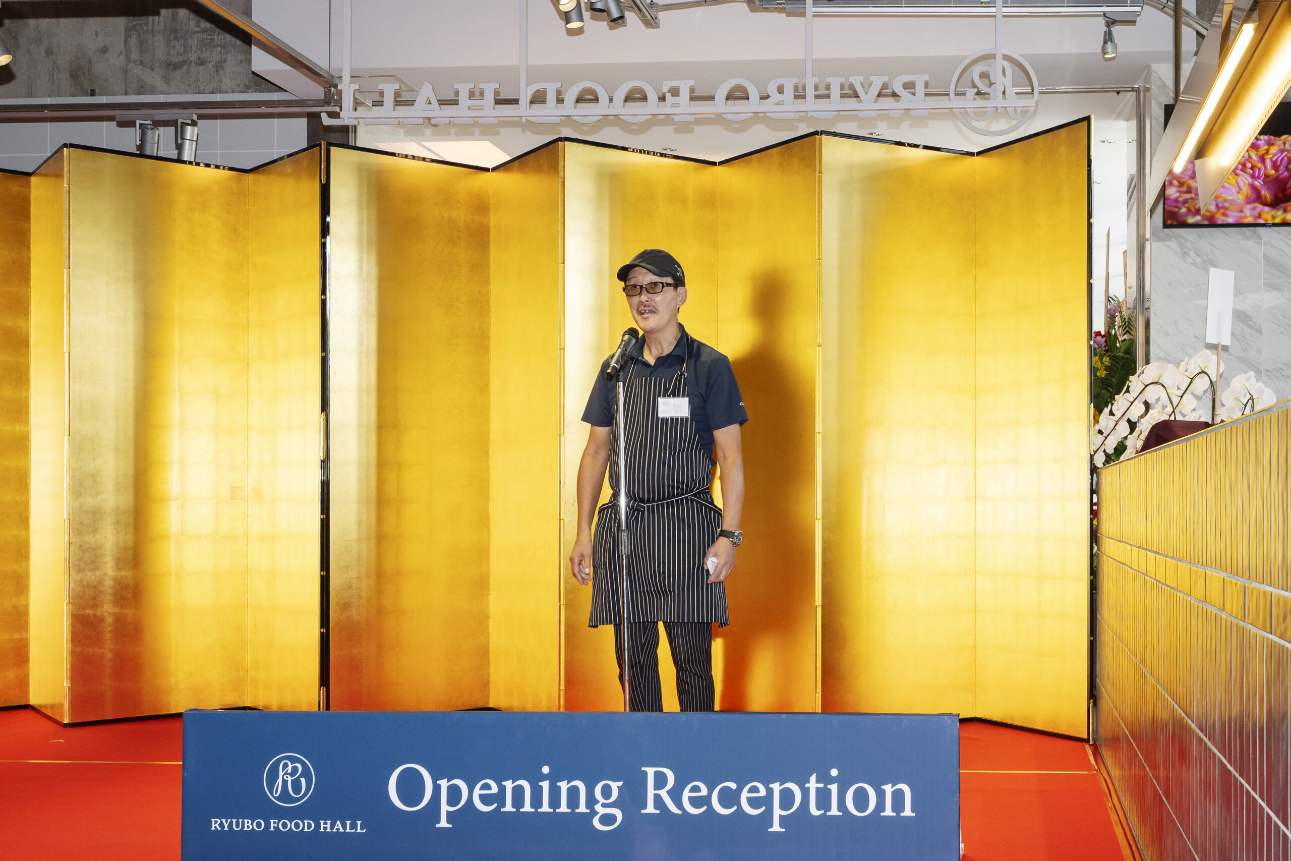 RYUBO FOOD HALLのスタッフによる丁寧な接客