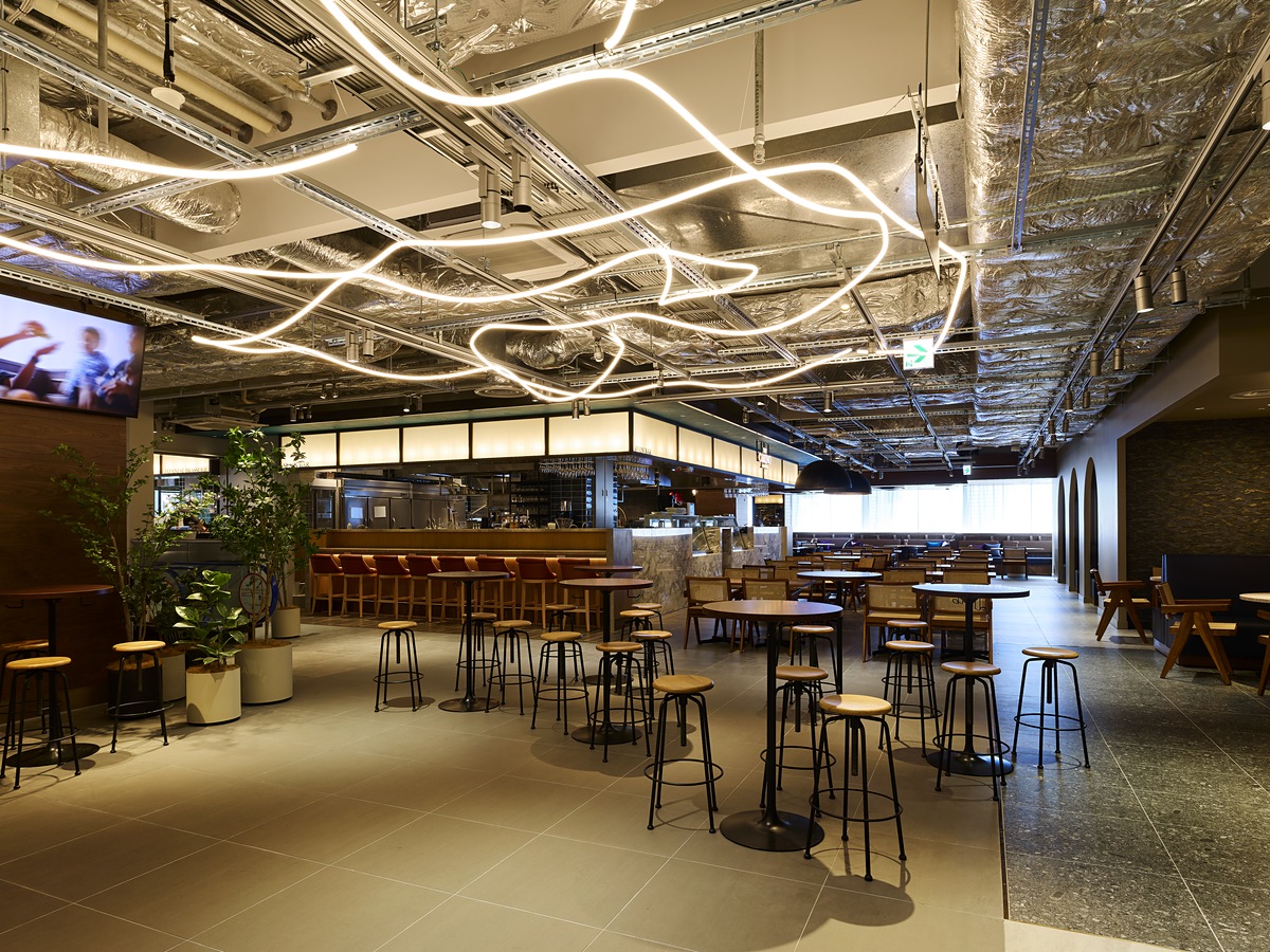 【350席の余裕、洗練された照明】