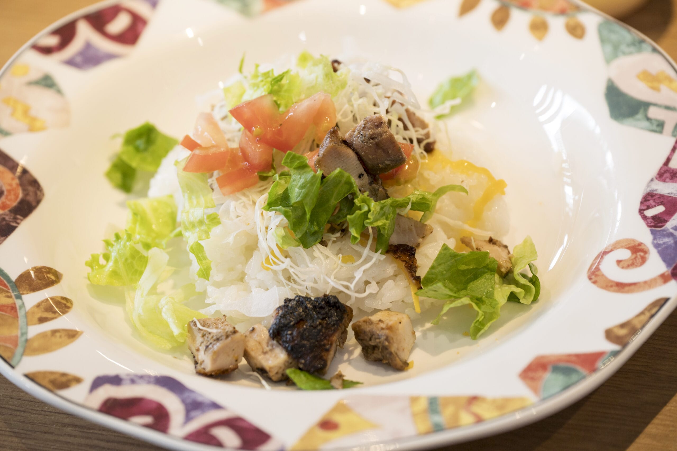 ジャークチキンタコライス ― HELIOS PUB提供