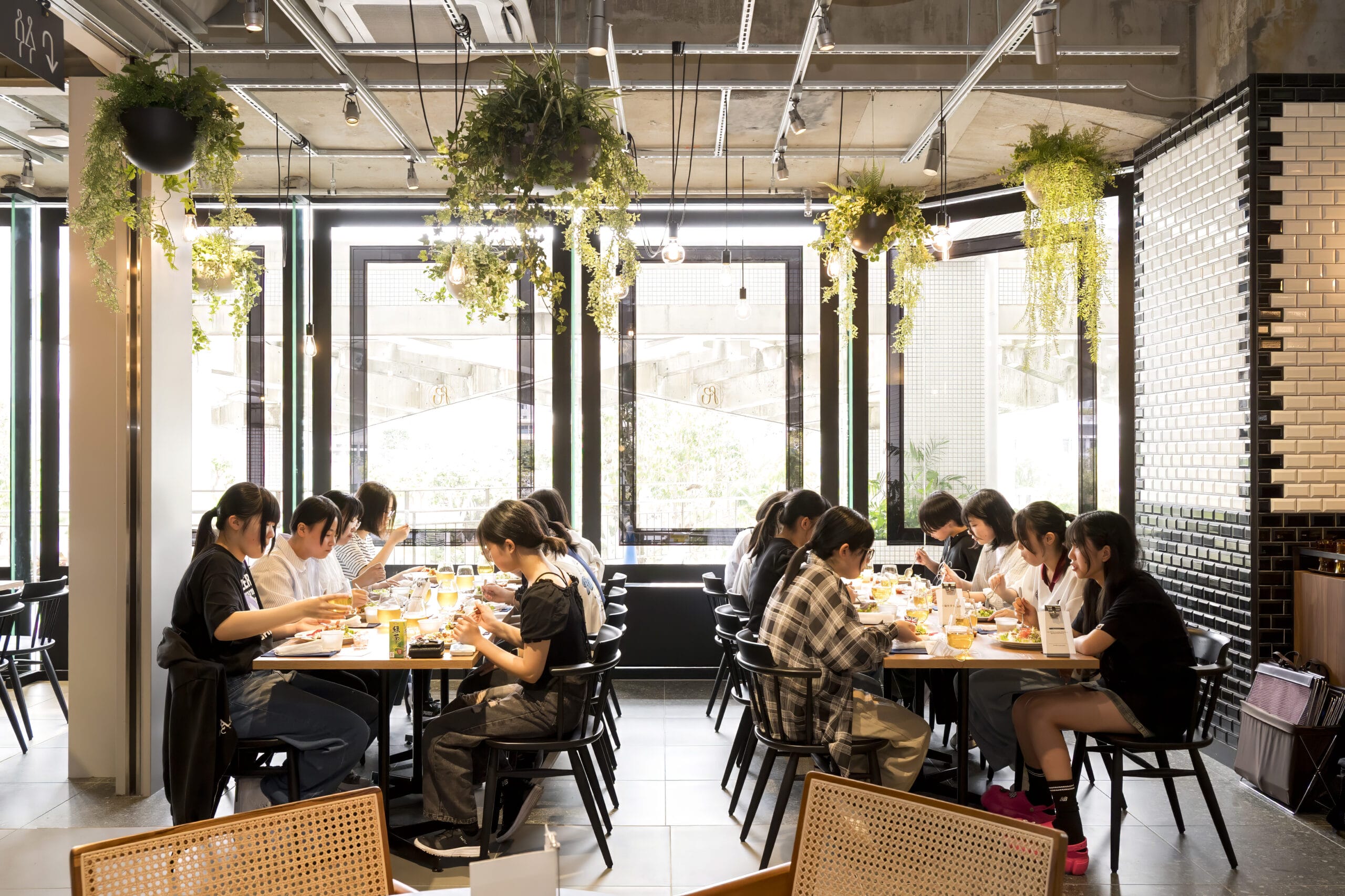 窓際席でランチをとる生徒たち ― RYUBO FOOD HALL