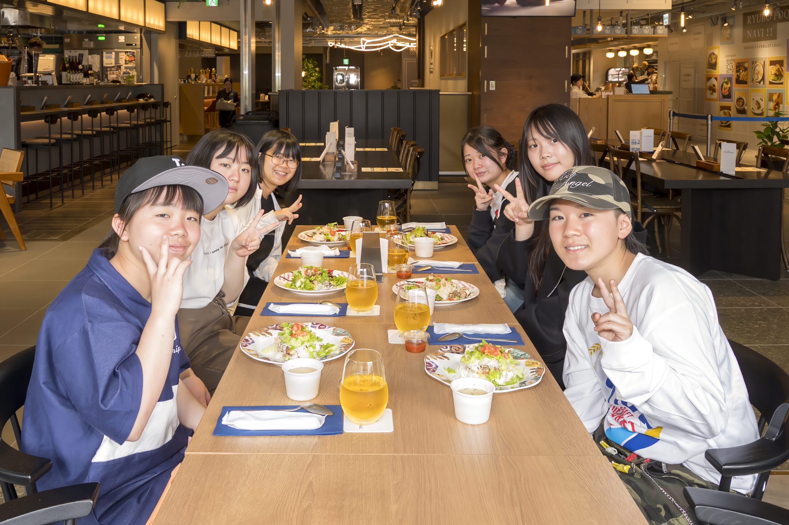 グループで食事を楽しむ生徒たち ― RYUBO FOOD HALL