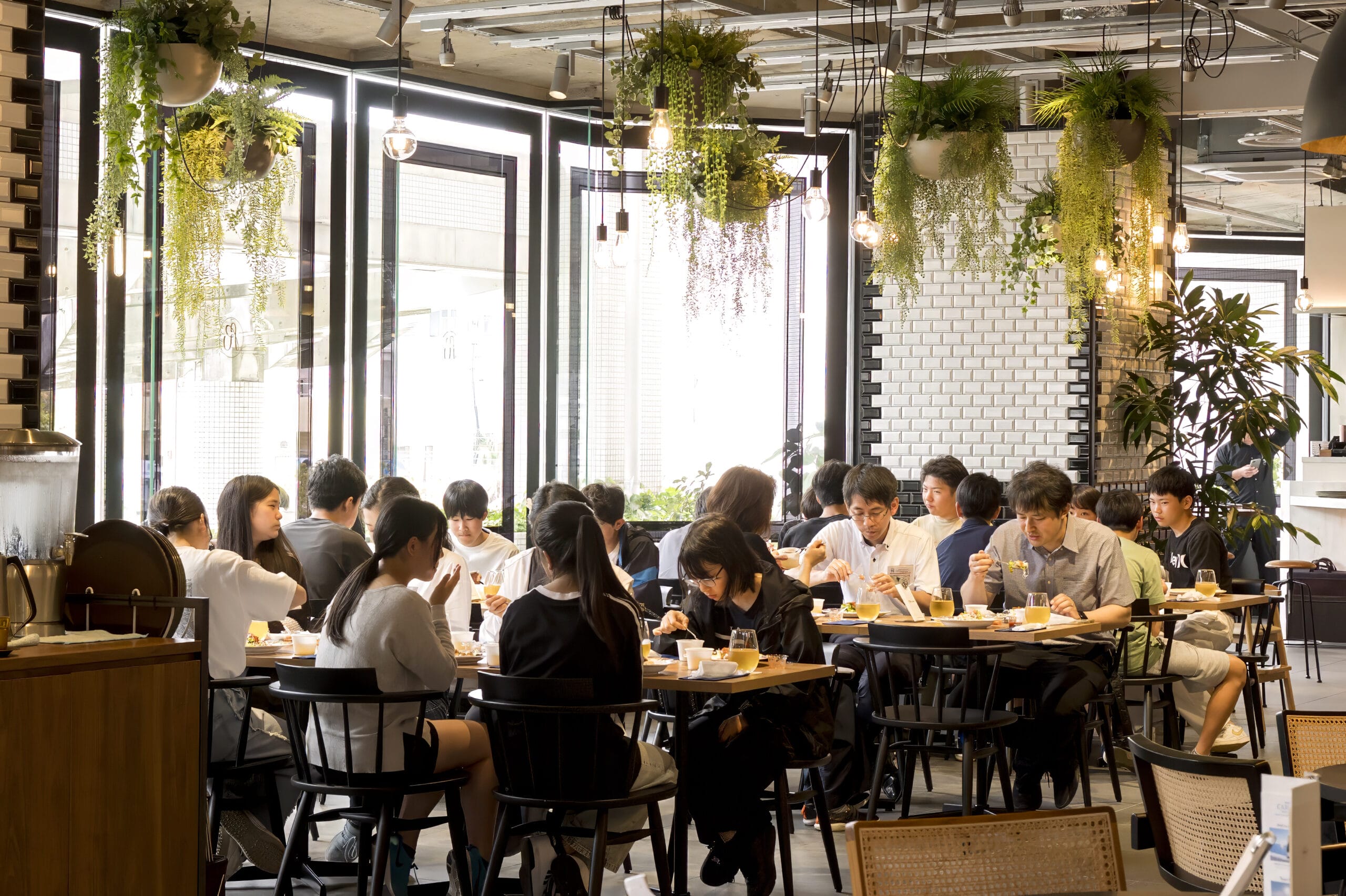 会場全景 ― 45名の生徒が一堂に会してランチ