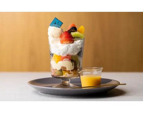 ここでしか出会えない、フルーツテーブルのパフェ。苺と旬の恵み、2種を味わうガイド