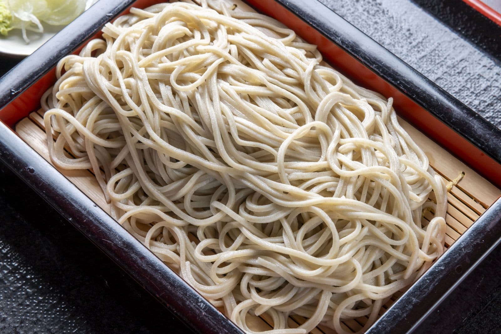茹で上がりのつやのある蕎麦