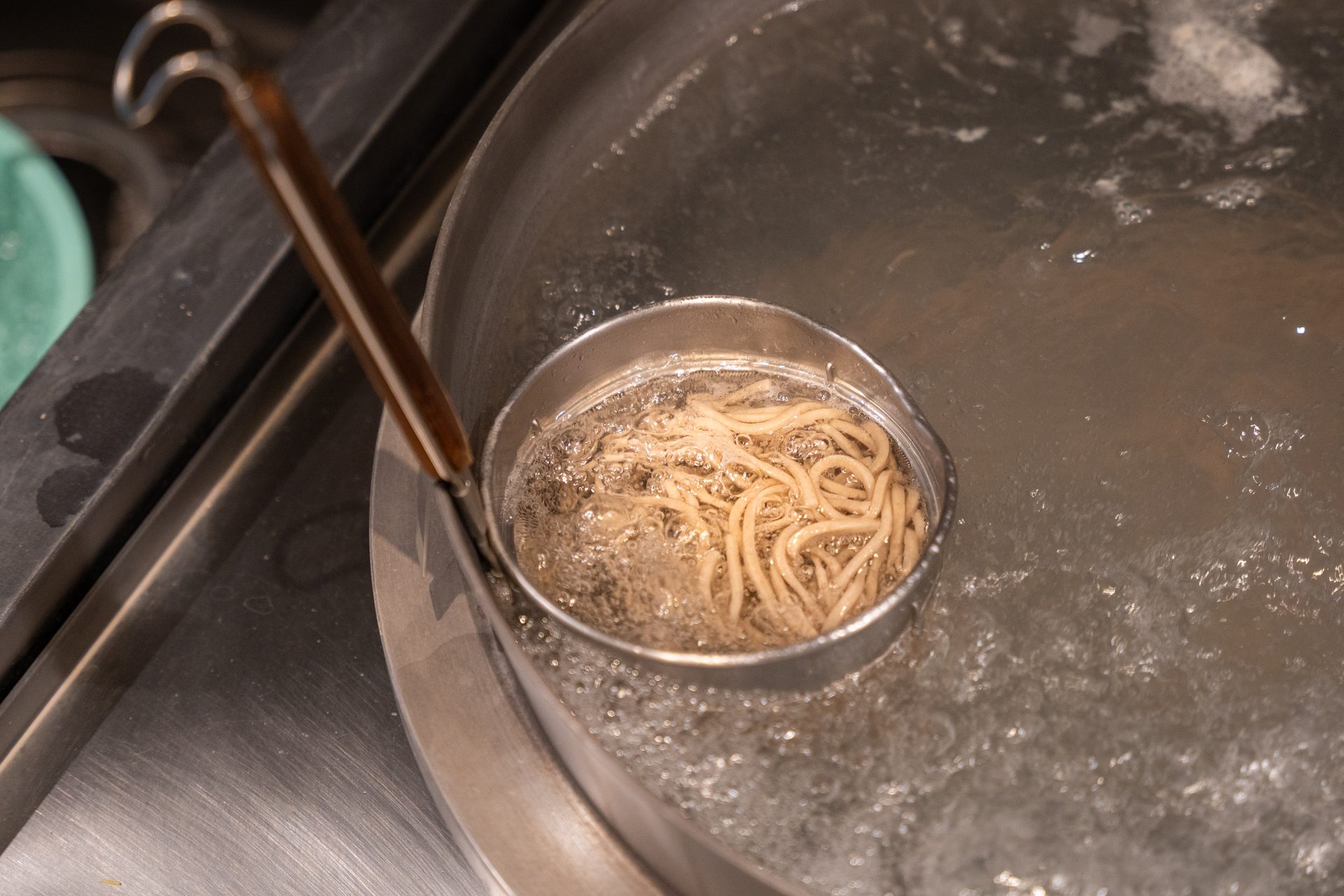 極太蕎麦を持ち上げたところ