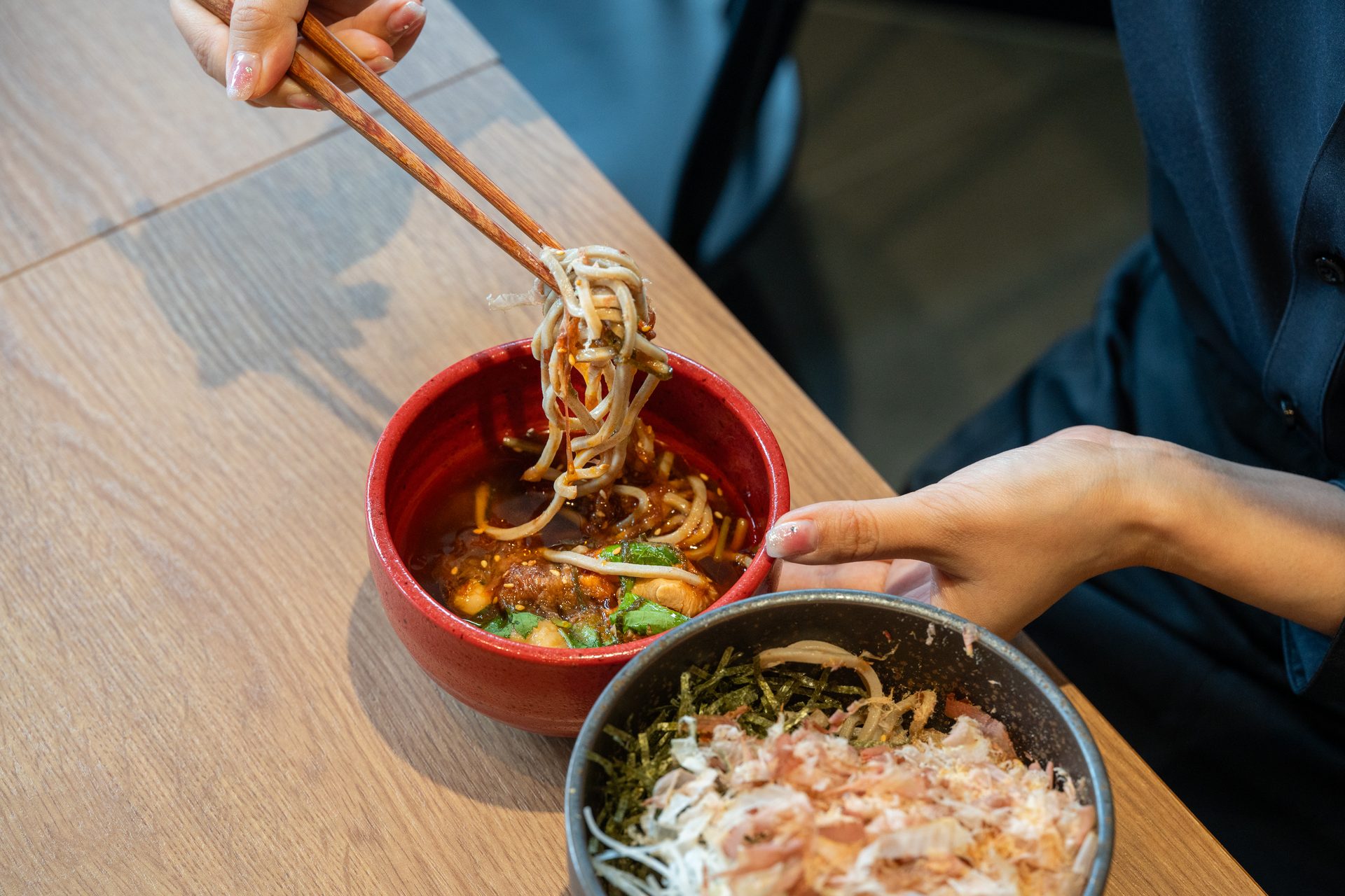 鰹節をまとわせた極太蕎麦