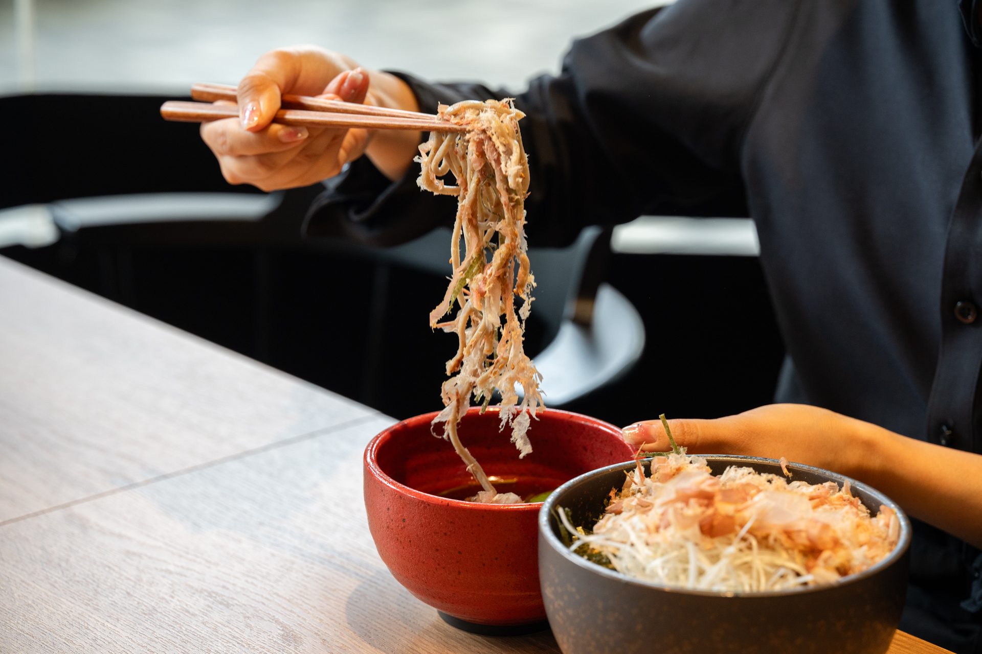 極太蕎麦・辛味露・溶ける鰹節の三位一体