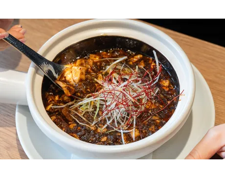 那覇で本場の四川麻婆豆腐を。郫県豆瓣醤 × 花椒 × 豆豉醤、三位一体の辛味
