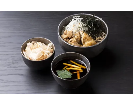 0.01mmの鰹節が溶ける、那覇の肉汁辛味つけ蕎麦。3mm極太麺 × 新丸正直送の本荒節