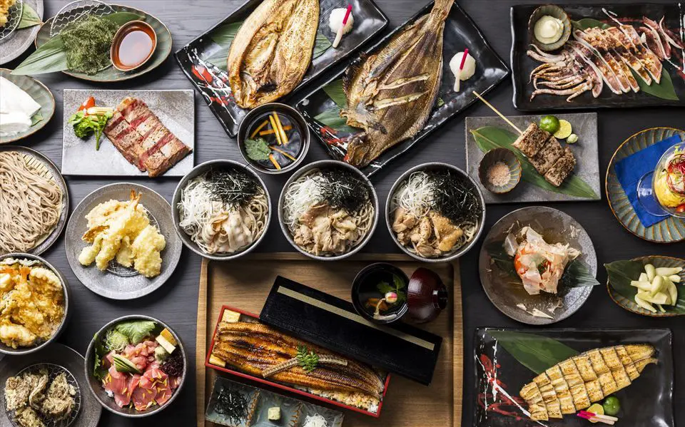 提供豐富的日式菜餚，主打烤魚。